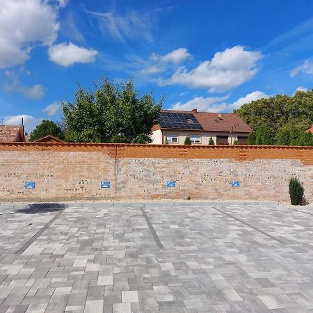 Linden Apartman 106 - Adults Only Mosonmagyaróvár Kültér fotó